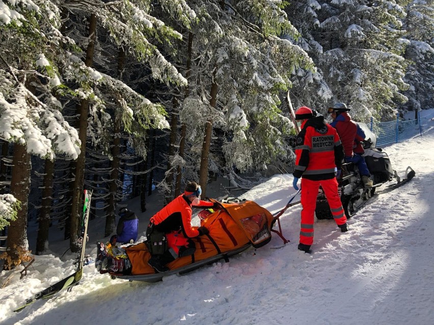 Tragiczny wypadek na Pilsku. Zginął narciarz. 34-latek uderzył w drzewo. Na miejsce wezwano śmigłowiec LPR