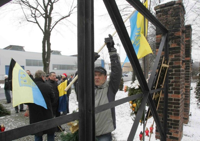 Zatknięcie śląskiej flagi na bramie obozu zakończyło dziewięciokilometrowy marsz "Ku pamięci"