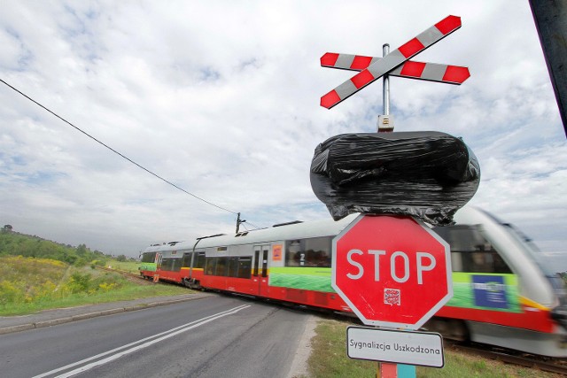 Zepsute rogatki powodują, że życie mieszkańców Mydlnik uprzykrzają sygnały pociągów