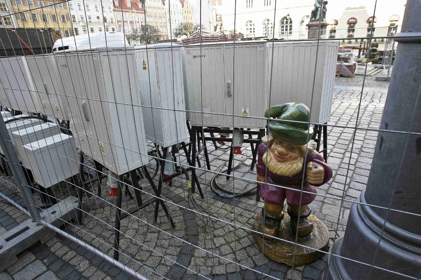 Wrocław: Na Rynku powstaje świąteczny jarmark (ZDJĘCIA) 