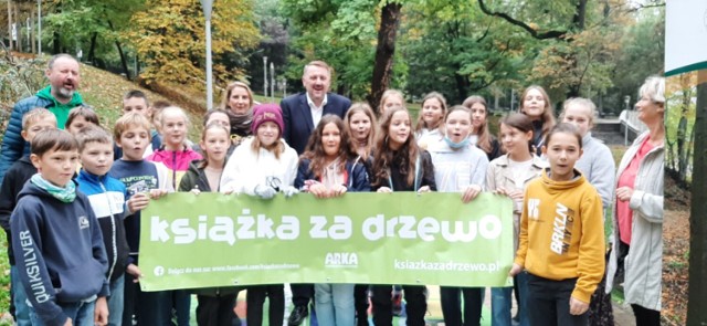 Uczestnicy akcji "Książka za drzewo" wspólnie sadzili dziś drzewa w Parku Słowackiego
