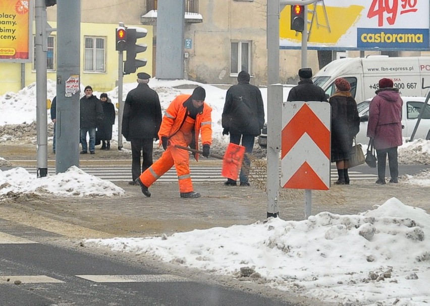 Chodniki i osiedlowe uliczki wciąż zasypane śniegiem