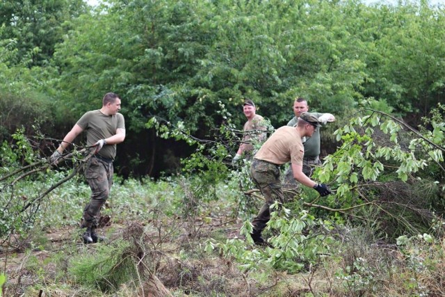 Polscy i niemieccy żołnierze sprzątają teren obozu w Lamsdorf (Łambinowice) 08.08.2022 r.