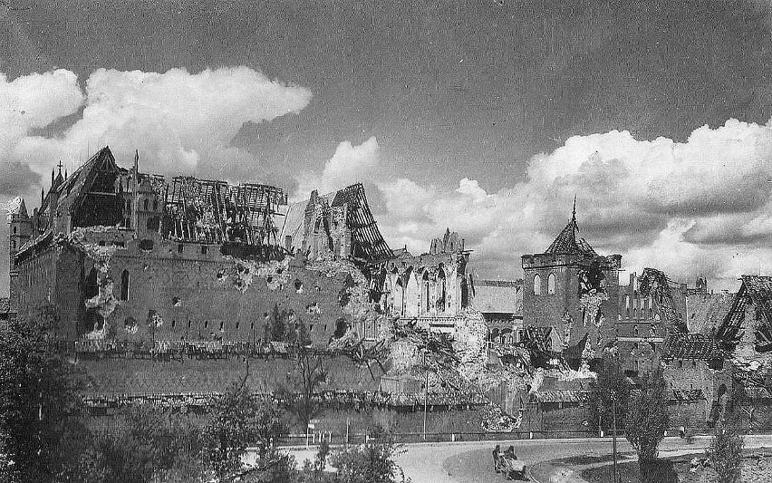 Zamek krzyżacki późną wiosną 1945