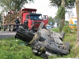 W Augustowie zderzyła się osobówka z  ciężarowym volvo