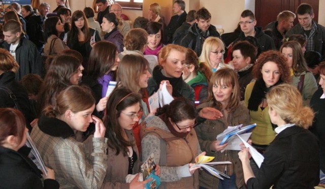 W niektórych obszarach miasta ludzie pozostają bez pracy, bo tak chcą. Młodzież z kolei chętnie uczestniczy m.in. w targach pracy, bo chce po szkole jak najszybciej znaleźć zatrudnienie