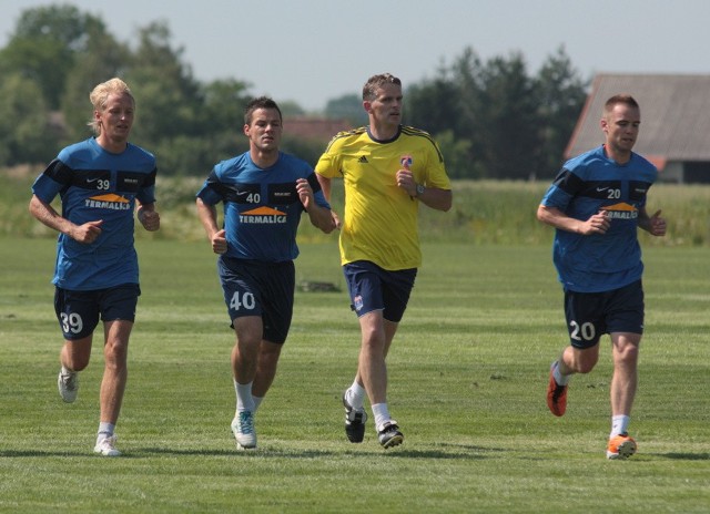 Trener "Słoników" Kazimierz Moskal (w żółtej koszulce) na treningu biegał z zawodnikami