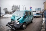 Poważny wypadek na Rzgowskiej. Fiat zderzył się z tramwajem [ZDJĘCIA+FILM]