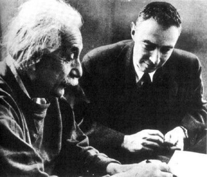 Albert Einstein i Robert Oppenheimer.