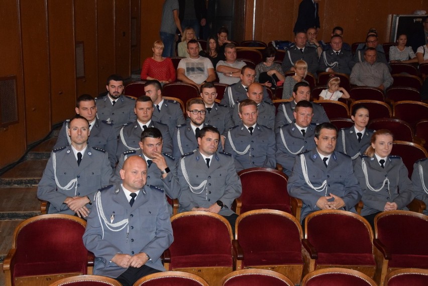 Święto Policji w Myszkowie. Insp. Piotr Kucia, zastępca komendanta wojewódzkiego wręczył awanse 34 policjantom[ZDJĘCIA]