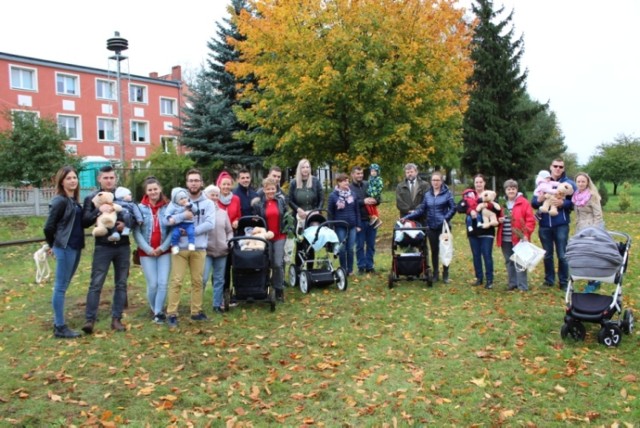 Uczestnicy akcji "Jedno dziecko, jedno drzewo" w Marianowie.