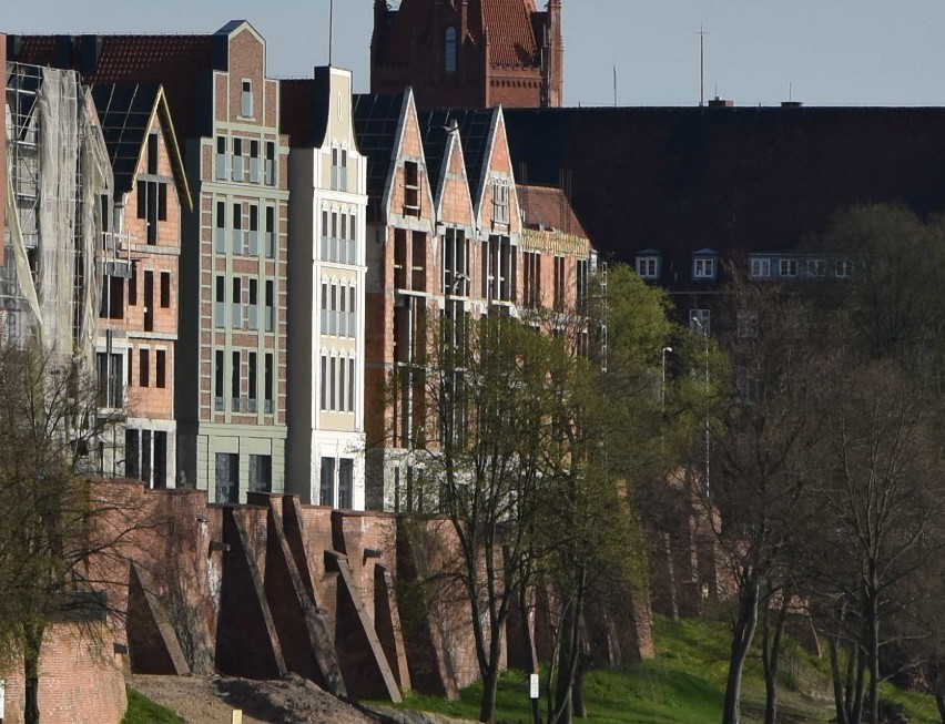 Malbork. Bulwar nad Nogatem w okolicy zamku. Obrazki z majowej niedzieli