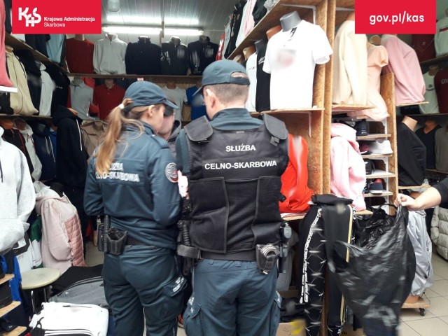 Funkcjonariusze z Krajowej Administracji Skarbowej znaleźli na straganie mnóstwo podrabianej odzieży