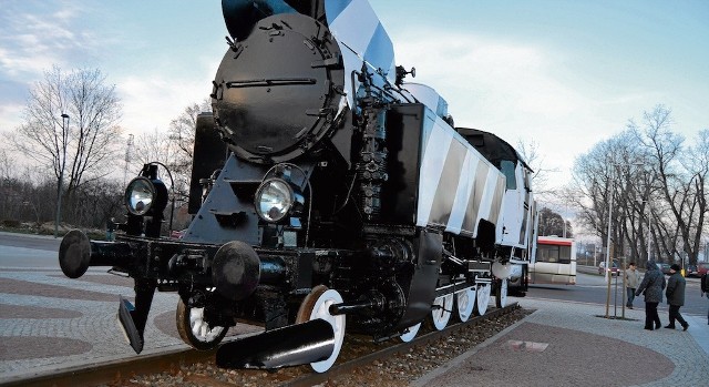 Biało-czarne pasy na tczewskiej lokomotywie jeszcze przed jej odsłonięciem symbolicznie podzieliły jej odbiorców na zdecydowanych sympatyków lub przeciwników - pisze Anna Szałkowska
