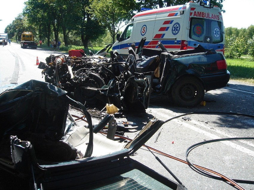 Śmiertelny wypadek w Wandzinie: Zderzenie audi z ciężarówką