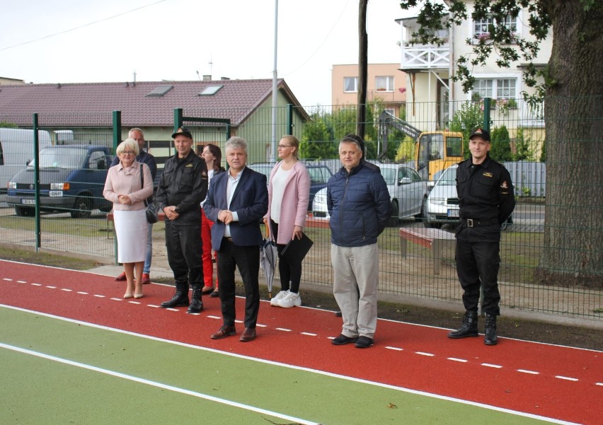 Lębork. Burmistrz z wizytą na boisku na "Nowym Świecie". Wkrótce ukończenie inwestycji