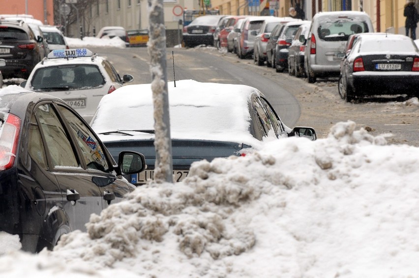 Płatne miejsca postojowe w Lublinie zasypane śniegiem. Jak parkować? (ZDJĘCIA)