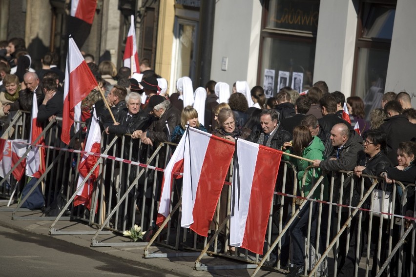 Kondukt z trumnami na ulicach Krakowa (ZDJĘCIA)