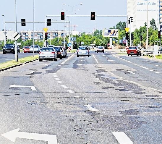 Dziur na poznańskich drogach jest mnóstwo - tak wygląda fragment ulicy ks. Mieszka I