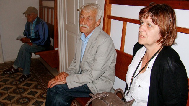 Od prawej Ewa Wiktor i Kazimierz Garwol - czekają przed wejściem na salę rozpraw Sądu Rejonowego w Muszynie