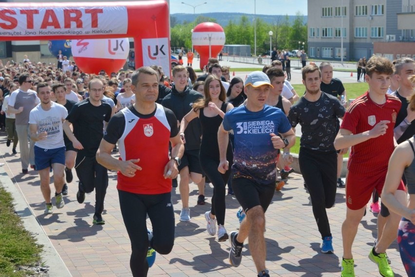 Rekordowy bieg studentów przez Kampus Uniwersytetu Jana Kochanowskiego (WIDEO, zdjęcia)