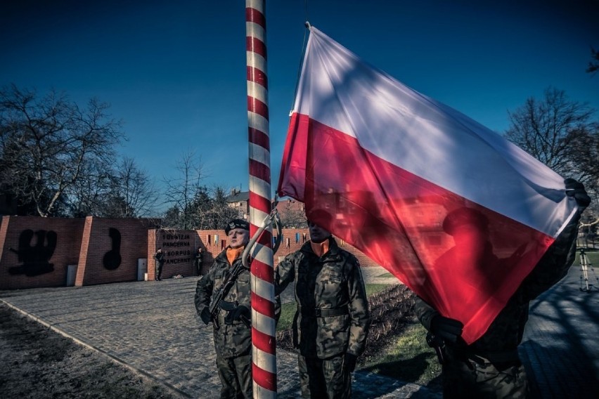 Na pamiątkę wyzwolenia miasta delegacje samorządowców,...