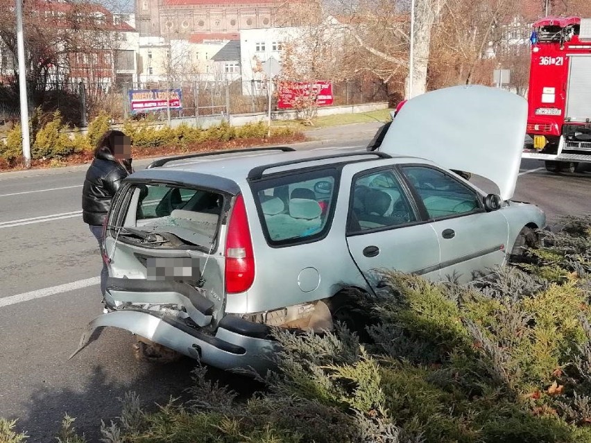 Wypadek na ulicy Witelona w Legnicy. Chwila nieuwagi i doszło do zderzenia [ZDJĘCIA]