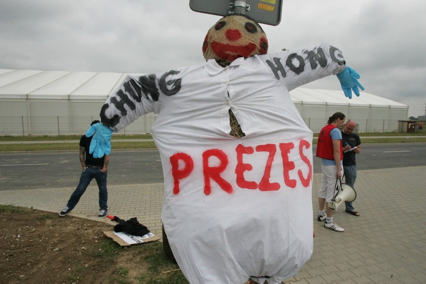 Protest przed chińską fabryką pod Wrocławiem (ZDJĘCIA)