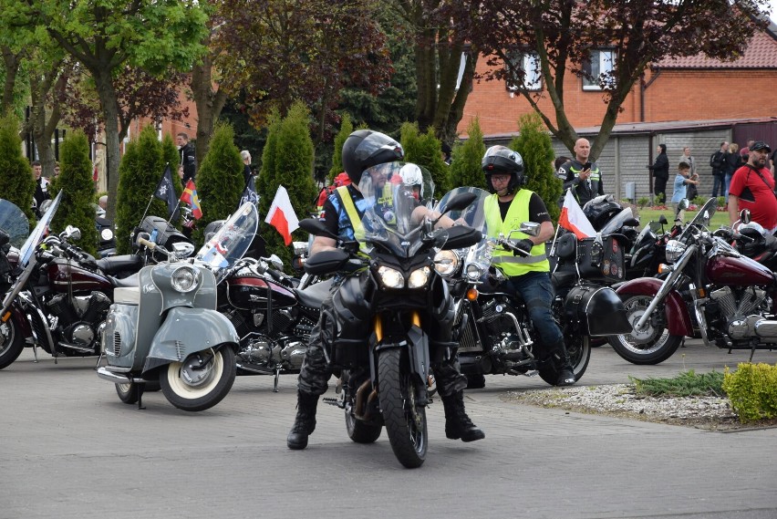 Ostrów Wielkopolski.  Setki motocyklistów przyjęło błogosławieństwo na najbliższy sezon motocyklowy [FOTO] 