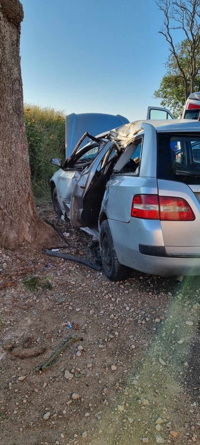 Wypadek koło Barwic. Samochód osobowy uderzył w drzewo [ZDJĘCIA]