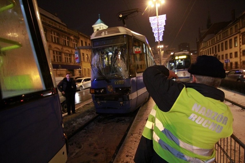 Dwie osoby ranne w zderzeniu tramwajów na Kazimierza Wielkiego (ZDJĘCIA)