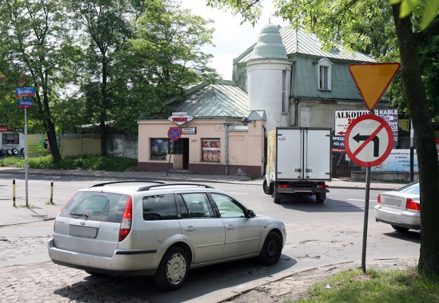 Kierowcy łamią zakaz tuż przy komisariacie policji.