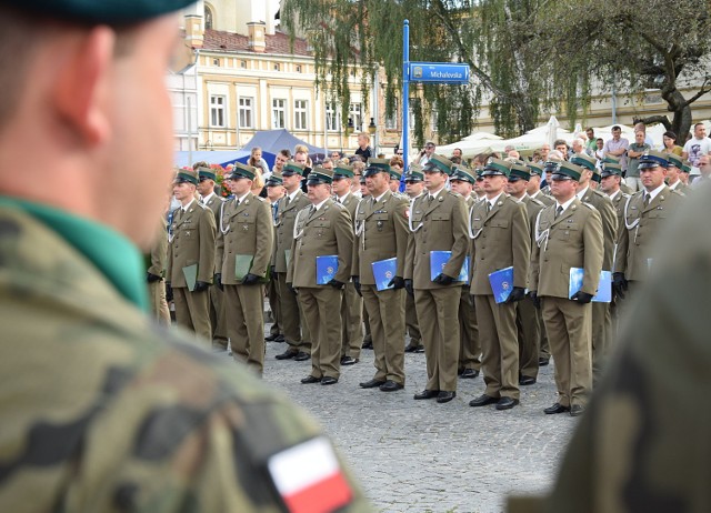 Na jarosławskim Rynku świętowali żołnierze 14 Dywizjonu Artylerii Samobieżnej w Jarosławiu. W uroczystościach brało udział wielu mieszkańców miasta.