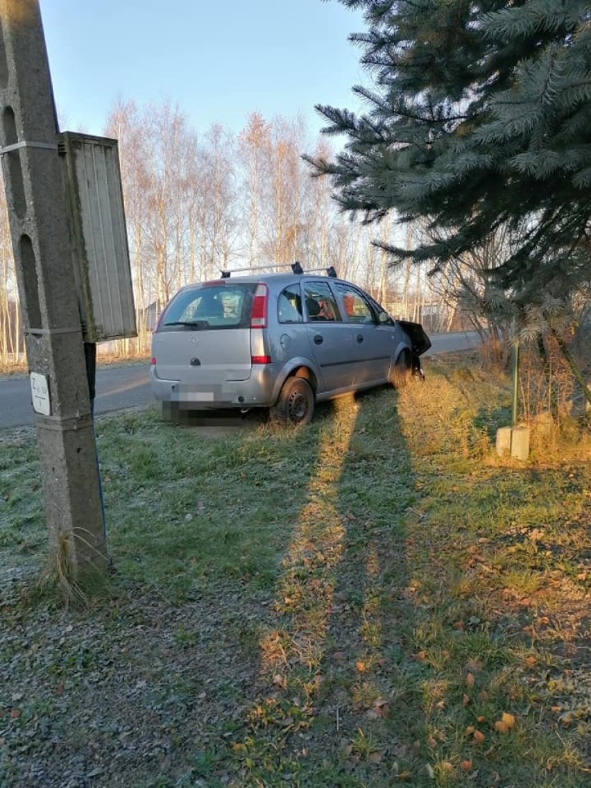 Opel meriva uderzył w drzewo na ulicy Głożyńskiej