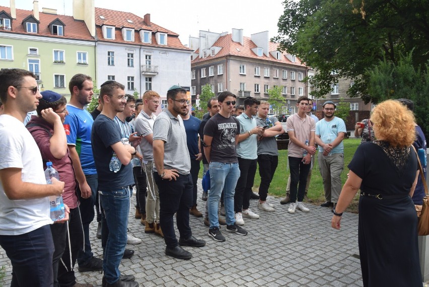 Młodzi Żydzi odwiedzili Kalisz i sprzątali zabytkowy...