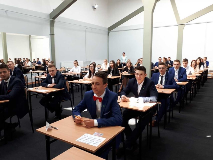 Rozpoczęły się matury. W ZS numer 1 w Wągrowcu egzamin maturzyści piszą w aż pięciu salach