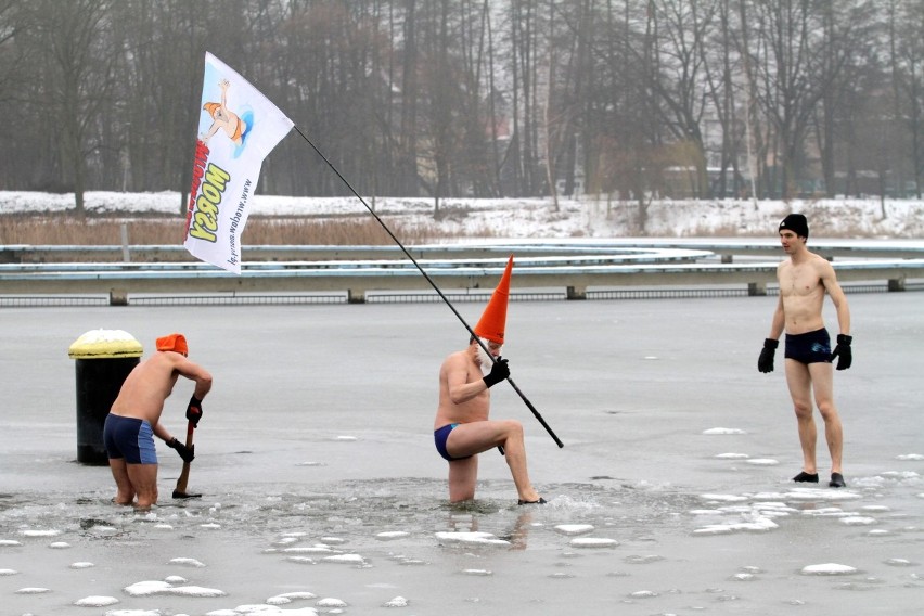 Wrocław: Na kąpielisku &quot;Morskie Oko&quot; kąpią się nawet zimą! [ZDJĘCIA]