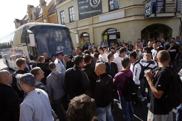 Kibice zablokowali przejazd &quot;Tuskobusu&quot; (ZDJĘCIA)