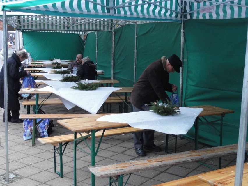 Pruszcz Gdański: Restauratorzy i MOPS przygotowali posiłek i paczki dla potrzebujących