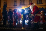 Brak śniegu nie był przeszkodą. Święty Mikołaj przybył do Tarnowa. Spotkał się z dziećmi przy miejskiej choince na Placu Kazimierza