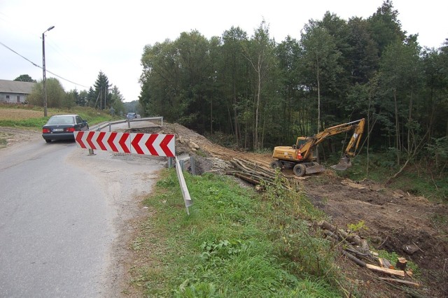 Robotnicy oczyszczają zbocze z naniesionej ziemi i drzew. Prace będą prowadzone bez konieczności wyłączania szosy z ruchu