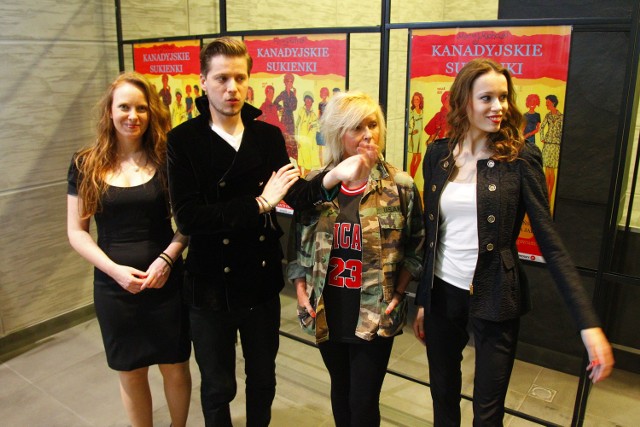 Reżyser Maciej Michalski wraz z aktorkami Sabiną Michalską, Ewą Kasprzyk i Karoliną Dryzner przed spotkaniem z poznańskimi widzami w kinie Pałacowym