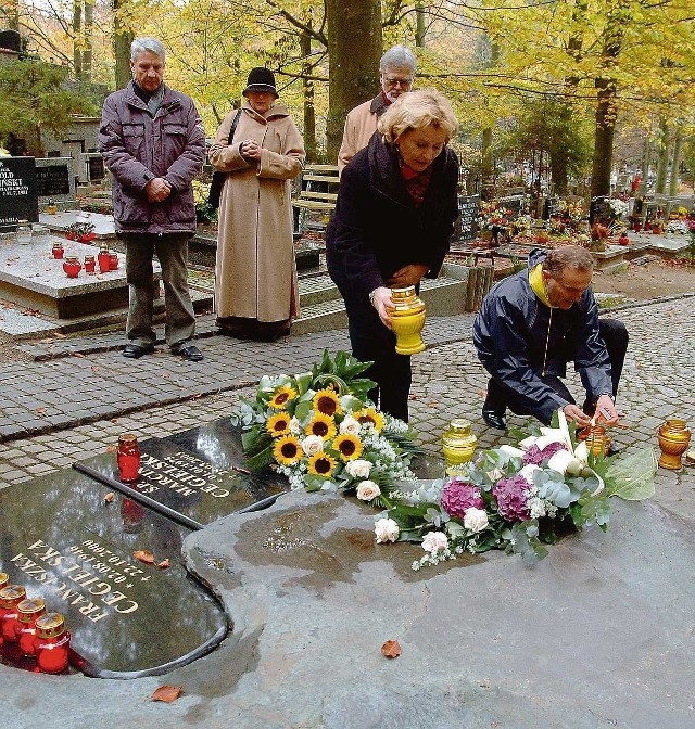 Wojciech Szczurek i Ewa Łowkiel przy grobie Franciszki