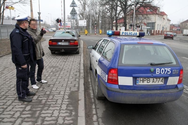 Wrocław: Zamykający się szlaban uszkodził bmw. Kierowca dostał mandat (ZDJĘCIA)