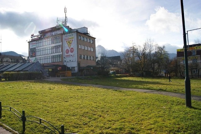 Na tym placu, niemal w centrum miasta, ma stanąć nowe sklep. Podobno nie będzie to blaszak