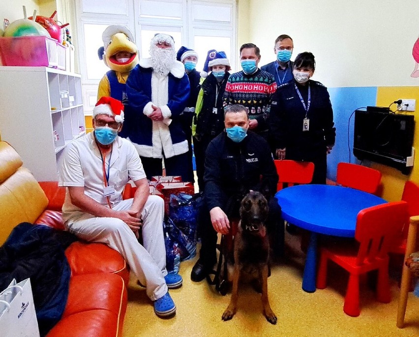 Policyjny Mikołaj odwiedził dzieci w KCZ