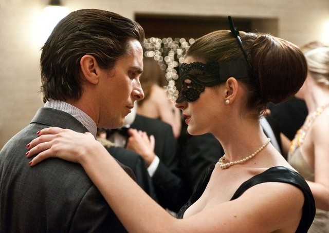 Batman - w cywilu znany jako Bruce Wayne (Christian Bale) i Kobieta Kot (znakomita Anne Hathaway)