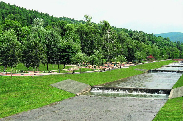 Nad potokiem Szczawnik powstaje nowy park zdrojowy