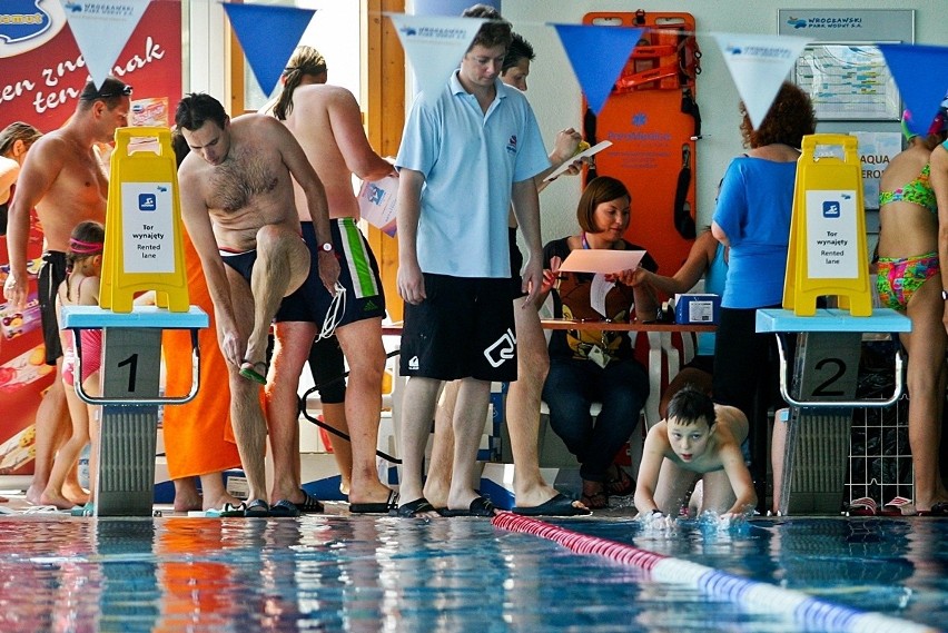 Wrocław: Sztafeta pływacka w aquaparku (ZDJĘCIA)