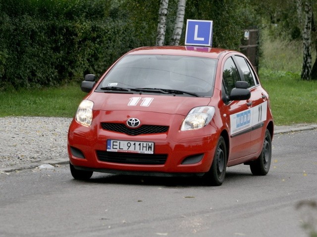 Egzaminator przekracza dozwoloną prędkość conajmniej o 20 km/godz.